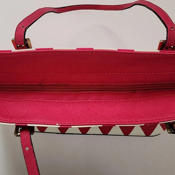 White Pink Boat Shape Beach Travel, Vacation Shoulder Bag Metal Hardware - Picture 11 of 16